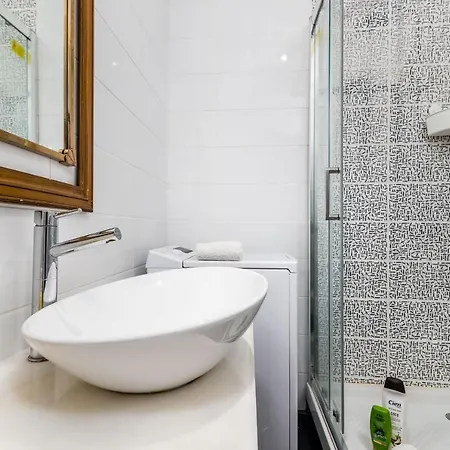 T2 Tiles Apartment Estoril